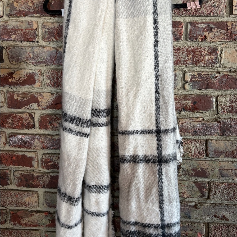 Steve Madden Plaid Blanket Scarf | Ivory & Black | One Size